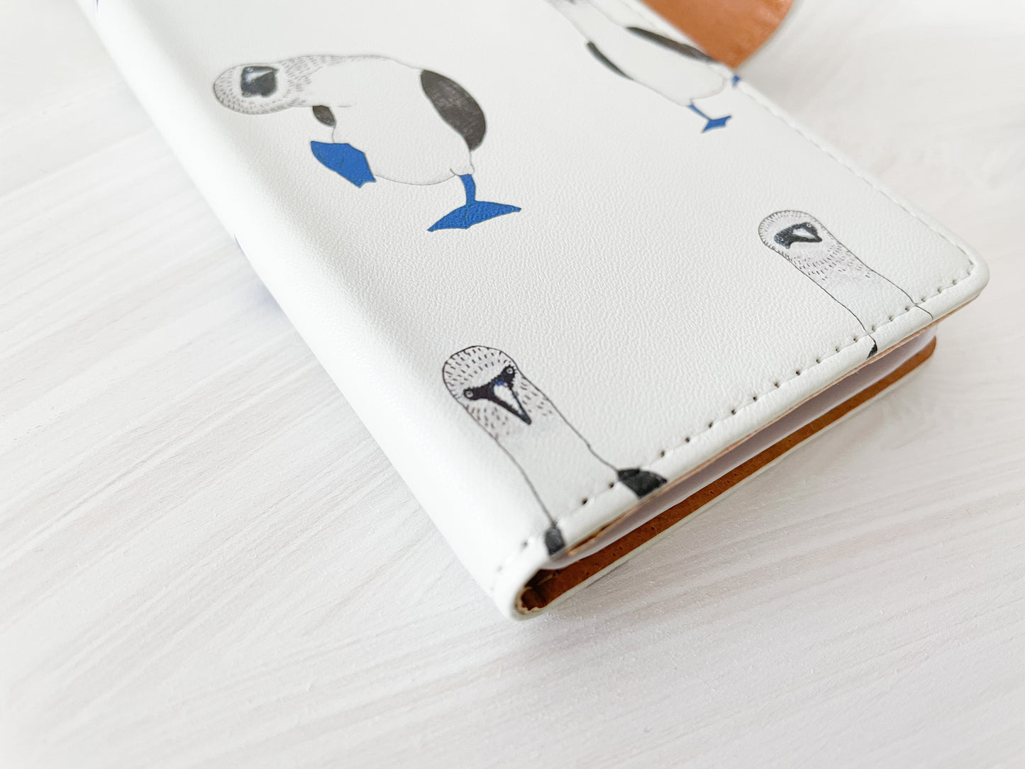 白いアオアシカツオドリの手帳型スマホケース