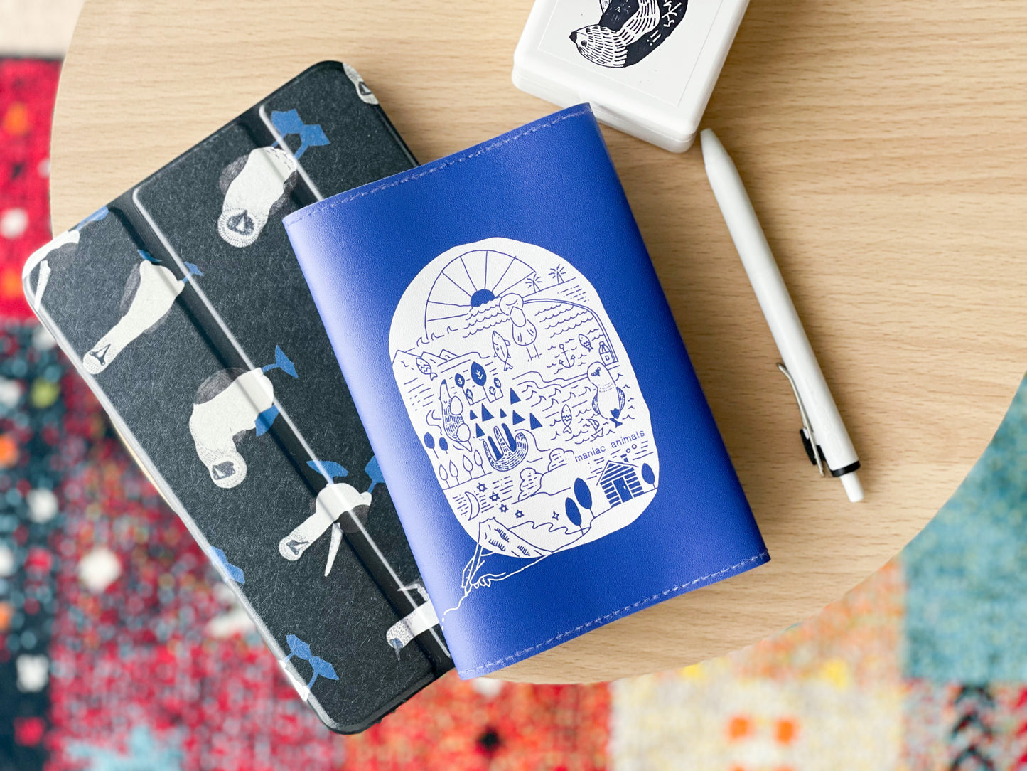 青い無の動物たちのブックカバー 文庫本 A6 ほぼ日