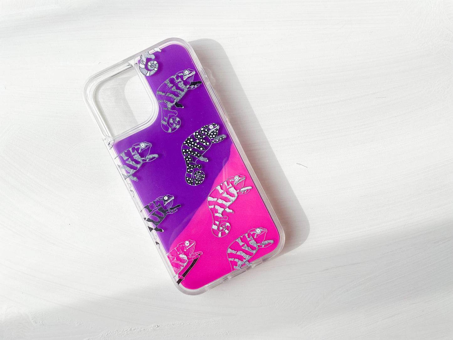 擬態カメレオンのネオンサンドiPhoneケース（pink×purple）